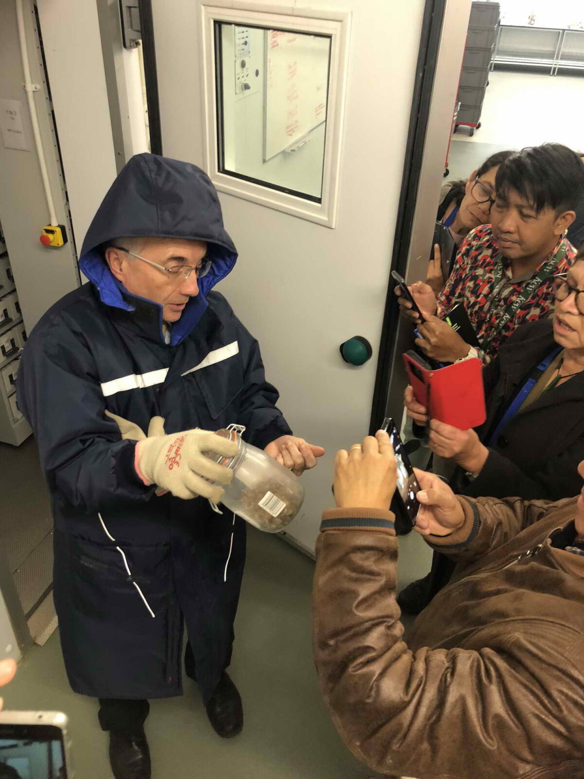攝氏零下20度或更低溫的種子冷藏庫，用以安全與長久保存種子活性。