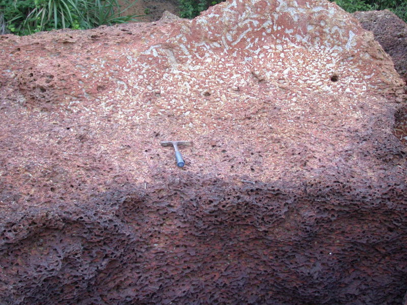 烈嶼北岸海崖出露的貓公石，上方仍可見風化殘餘的高嶺土（灰白色），下方的高嶺土已經被海水沖走而成多孔狀，因此稱為褭孔石，音誤為貓公石（閩南語發音相近）。