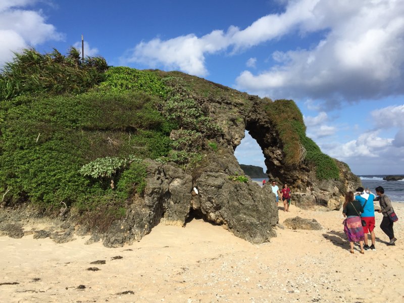 巴丹島海岸石灰岩露頭形成的海蝕地形