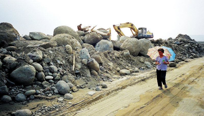 颱風過後的木屐寮村，怪手正在清運土石流的堆積物(劉興崧副大隊長提供)。