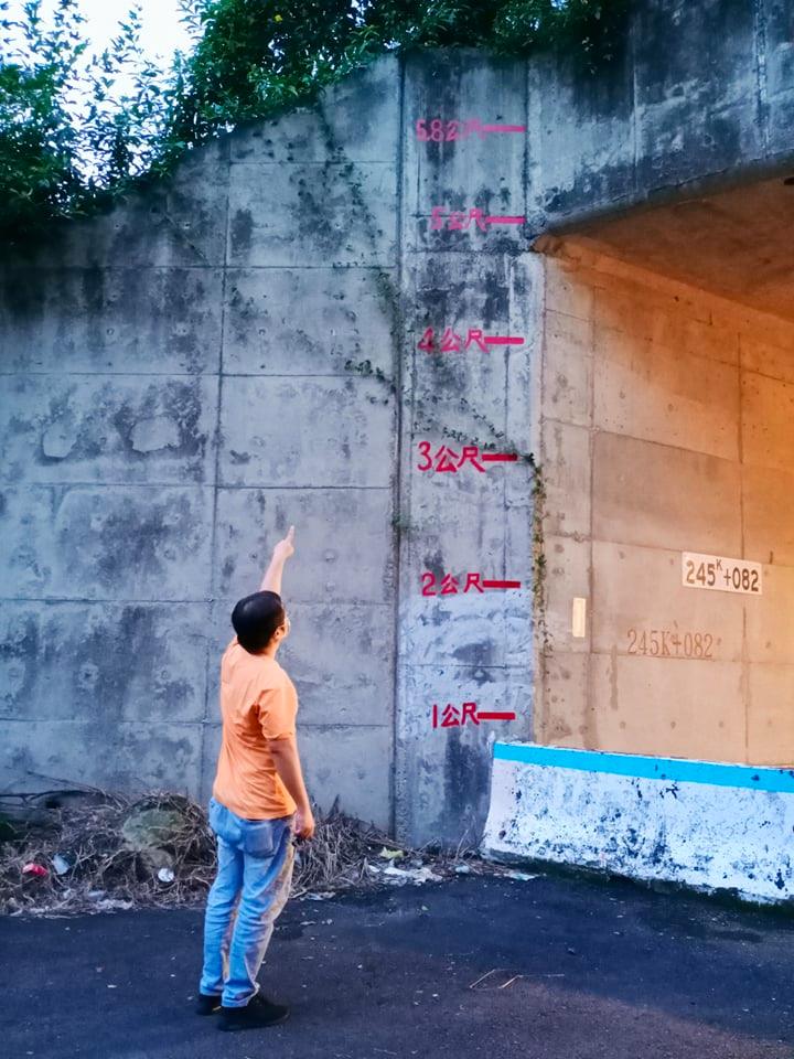 在高速公路涵洞旁水泥牆面上清楚的看到李振儀理事長用紅漆標示的桃芝颱風淹水線(離路面高5.8公尺)，桃芝颱風的淹水線幾乎快淹到國道三號高速公路的路面。