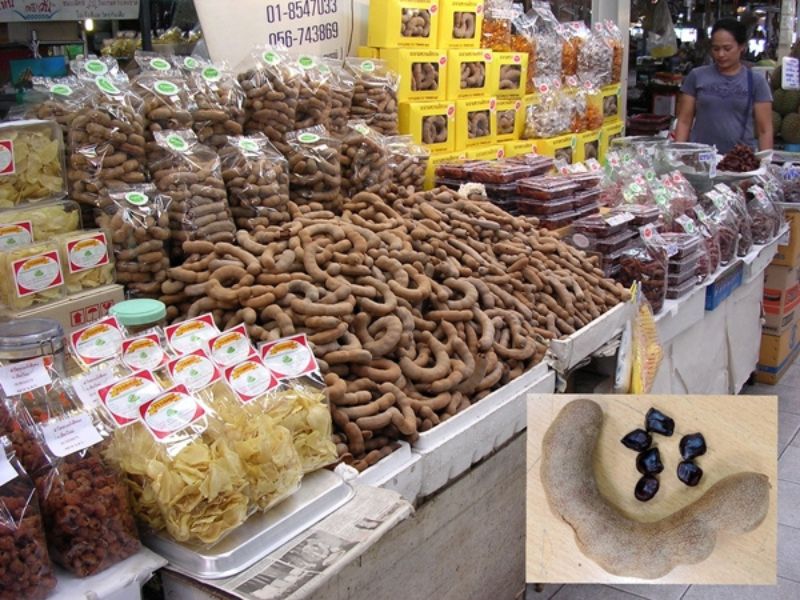 圖1.泰國販售羅望子的攤位,右下為羅望子果實與種子