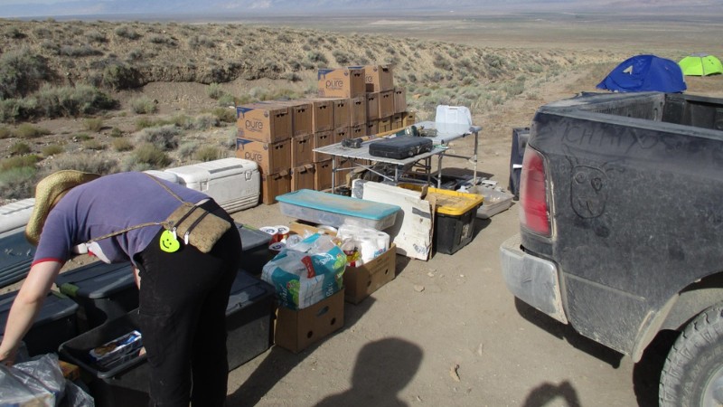 到了紮營地點後，將滿滿的物資堆放整齊。圖中可見多個紙箱，那是在極為乾燥的內華達州生活的必要物資－水。