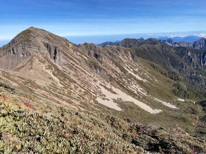 由雪山一號圈谷頂部俯瞰圈谷底部（朝向東北方）。相片左方的山頭是雪山北稜角，可能是冰河作用形成的羊背岩(roche moutonnée)。