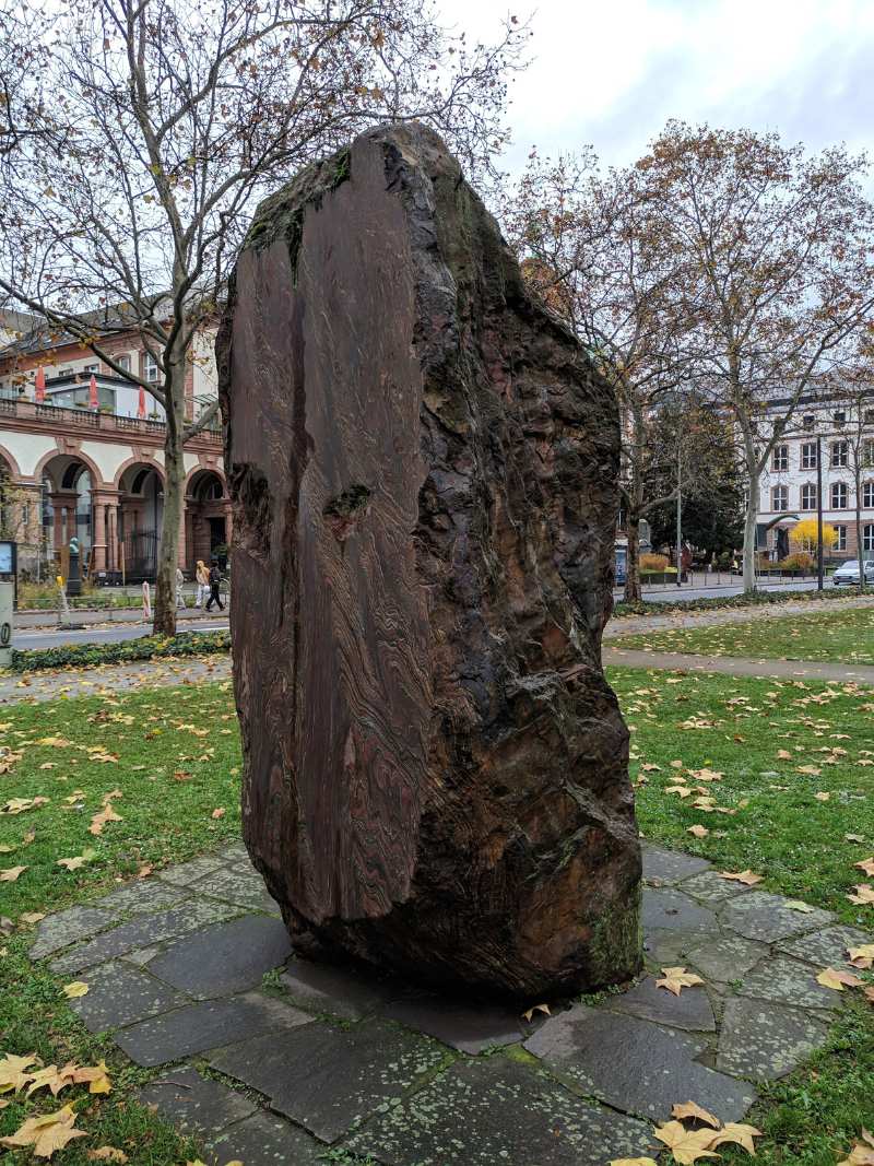 圖1 德國森肯堡博物館（Senckenberg Museum）所展示的條帶狀鐵礦，超過3公尺高。