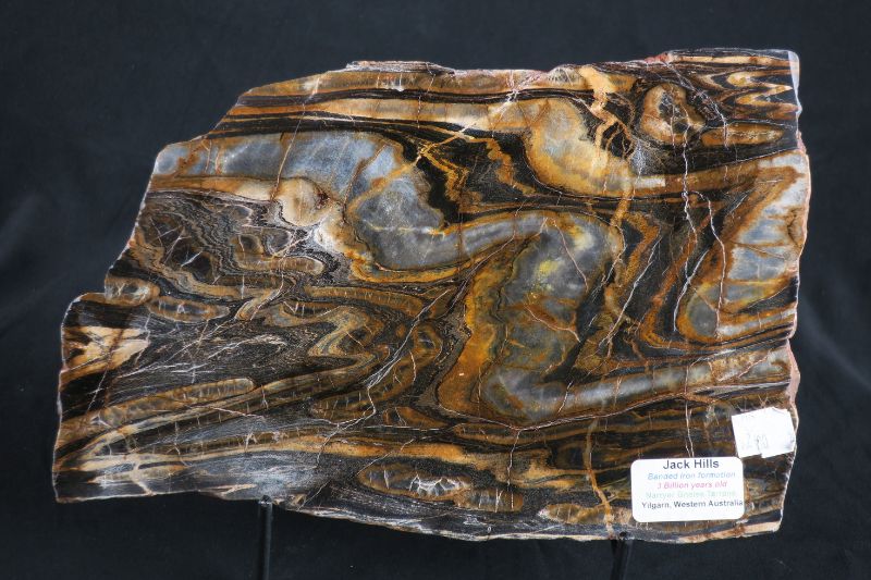 圖3澳大利亞西部的Jack Hills 條帶狀鐵礦，形成於30億年前。原本的層狀組構經變質作用而發生強烈的扭曲變形。