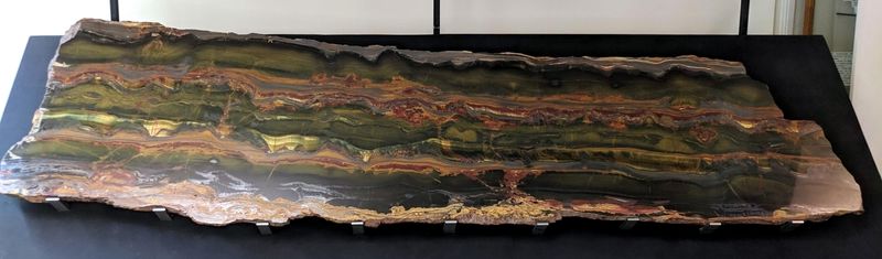 圖5 德國波昂大學礦物學博物館展示的Marra Mamba條帶狀鐵礦，標本長達2公尺，重約150公斤。