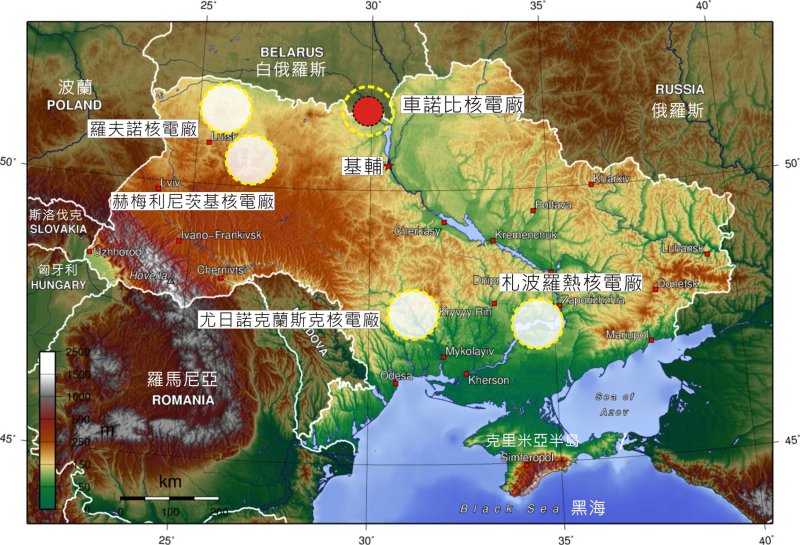烏克蘭的核電廠分布圖。紅色圈圈標示以車諾比核電廠為中心半徑30公里的居民撤離範圍；黃色虛線圈圈是以核電廠為中心半徑50公里的範圍。此外，車諾比電廠距離基輔約100公里；距離莫斯科約700公里。(烏克蘭地形圖來源：維基百科 CC BY-SA 3.0, https://commons.wikimedia.org/w/index.php?curid=562652)
