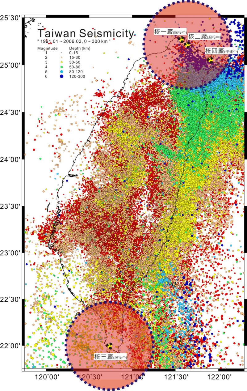 臺灣的核電廠VS地震分布圖，黑色虛線圈圈是以核電廠為中心半徑50公里的範圍。(臺灣地震底圖來源：維基百科 由 Hsu.shihhung, CC BY-SA 2.5, https://commons.wikimedia.org/w/index.php?curid=7372263)
