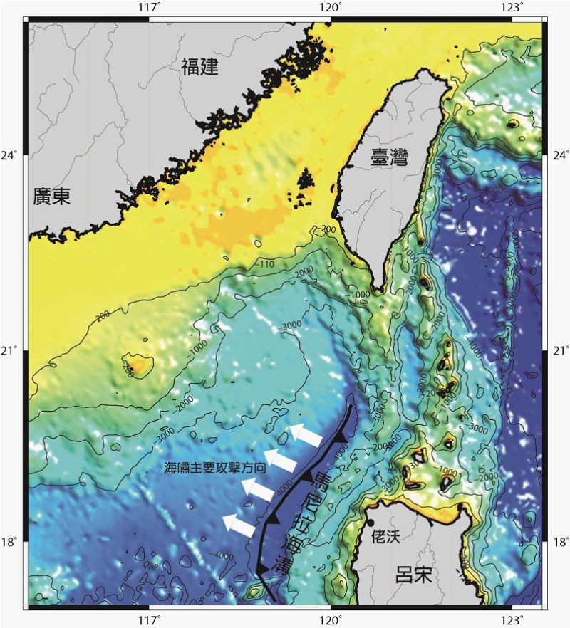 南中國海北部地形圖。馬尼拉海溝位在呂宋島西側，海溝型地震發生後，海嘯主要攻擊方向為向西，將侵襲中國東南部海岸及鄰近區域。