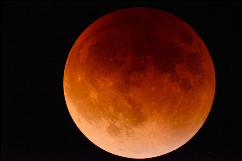 月全食發生時，月球的光不會完全消失，而是呈現出黯淡的紅色。
