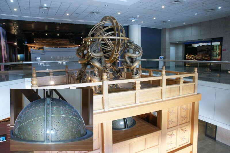 科博館水運儀象臺上方的(渾)象球，它代表把星星都放到一個球殼上的渾天說宇宙觀，只是它只能把星星點在一個圓球上由外往內看。