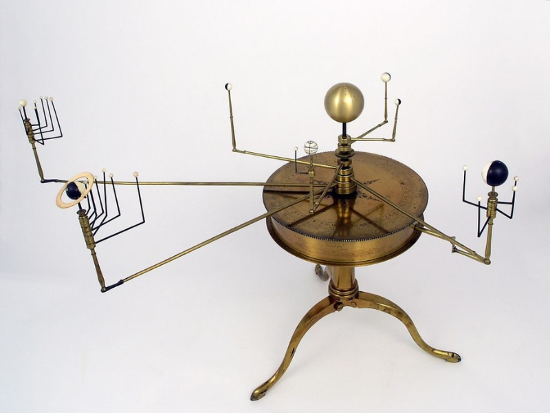座式太陽系儀。1812年由羅伯特．布萊特爾．貝特（Robert Brettell Bate）製作，現存於伯明罕科學博物館。(取材自維基百科，為伯明罕博物館信託基金所有)