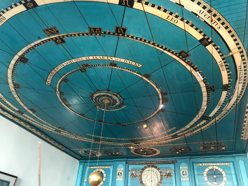 現存仍在運作中的最古老懸吊式太陽系儀，位於荷蘭福蘭納克的艾瑟艾辛卡天文館(Eise Eisinga Planetarium in Franeker)，原型在1774年完成。(取材自維基百科，由Erik Zachte拍攝)。