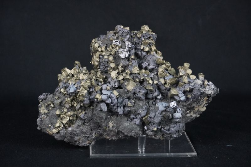 保加利亞黃銅礦、方鉛礦共生標本，28x20x10公分。