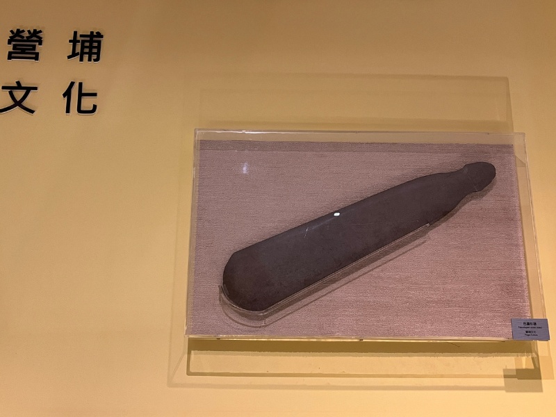 科博館典藏最大的巴圖形石斧，在「古代人說故事」展區展出中