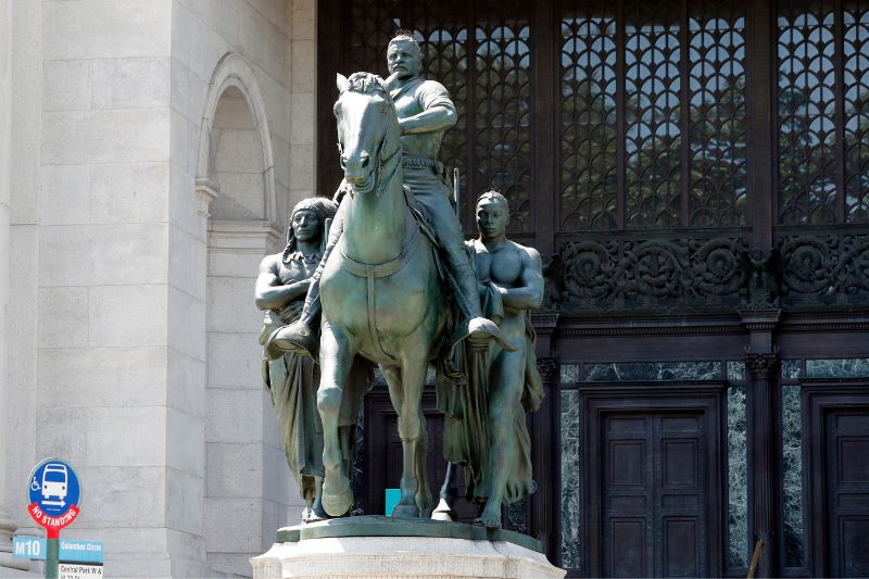 原先立於美國自然史博物館門前台階的羅斯福總統銅像。現在已經被館方移除。（陳叔倬 攝）