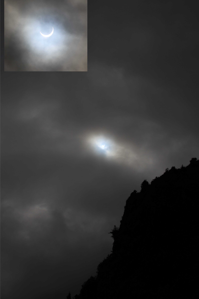 前往玉山前峰途中在雲層中所看到日偏食的景象，左上為日偏食的放大圖。