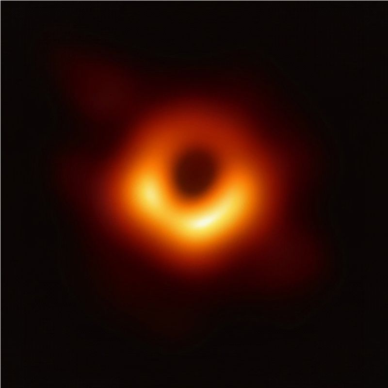 Ｍ87星系中心的黑洞，質量約為太陽70億倍，這也是人類史上第一張黑洞照片。（中研院天文所提供）