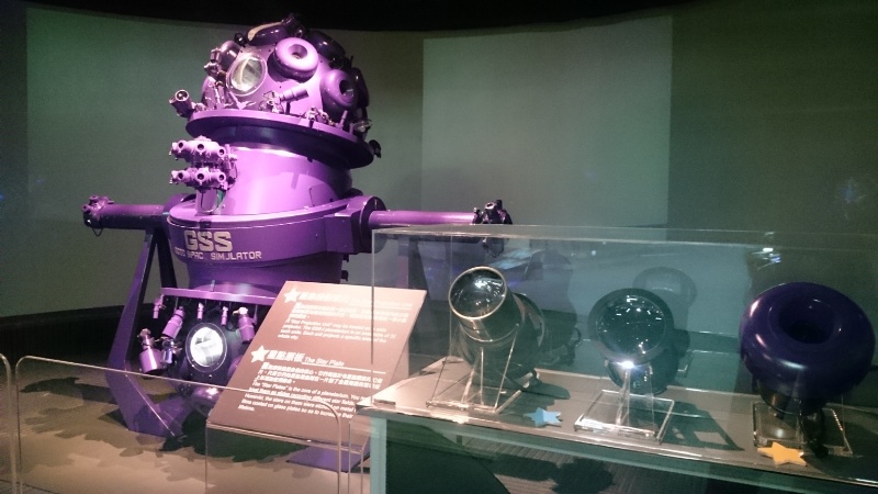 於科博館太空劇場服務了29年的五藤GSS-I 星象儀，退役後被移到科學中心三樓成為一項永久展示。右下為拆下的一個投影單元。（林志隆 攝）