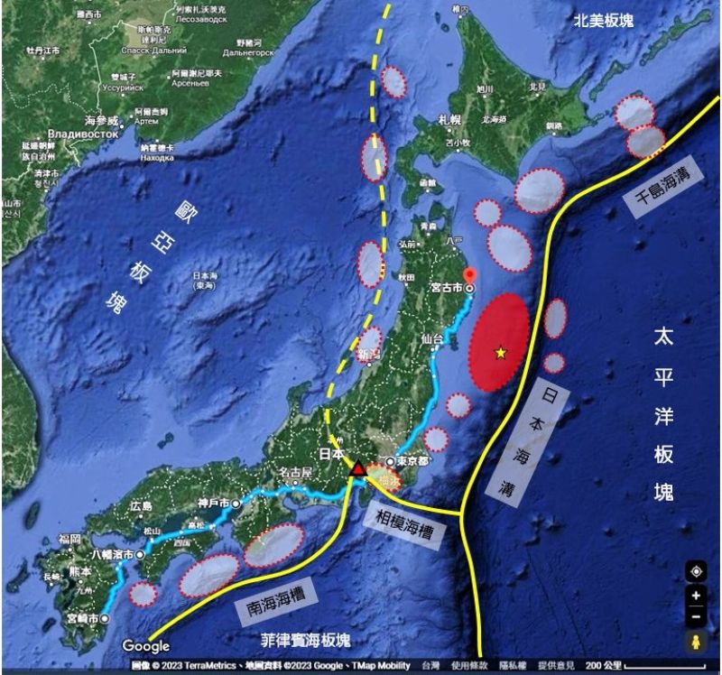 女主角岩戶鈴芽離家出走(?)路線與日本地區板塊邊界圖。黃色線：板塊邊界；黃色星星：2011年東日本地震震央；紅色三角形：富士山。白色圈圈表示規模大於7.5的地震區域(1923年至今)，紅色圈圈：2011年東日本地震發震區域；黃色圈圈：1923年關東大地震發震區域。背景地圖來源：Google Map；地震資料來源：日本地震本部網頁https://www.jishin.go.jp/與Satake (2015)。