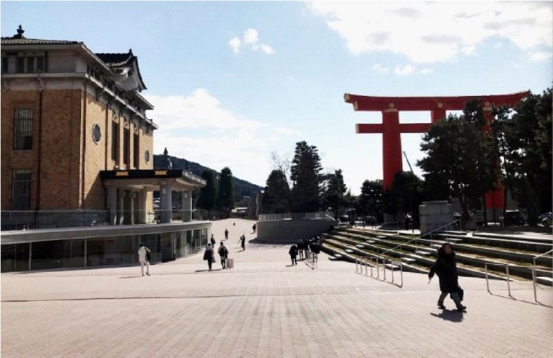 位於平安神宮巨大鳥居旁的京都市京瓷美術館，展現新舊共存的美學。（圖/黃姿菁）
