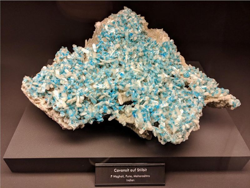 印度的水矽釩鈣石(藍色)與輝沸石(白色)。水矽釩鈣石的成因模式少，僅可劃分出3種「自然種」。（圖/陳君榮）