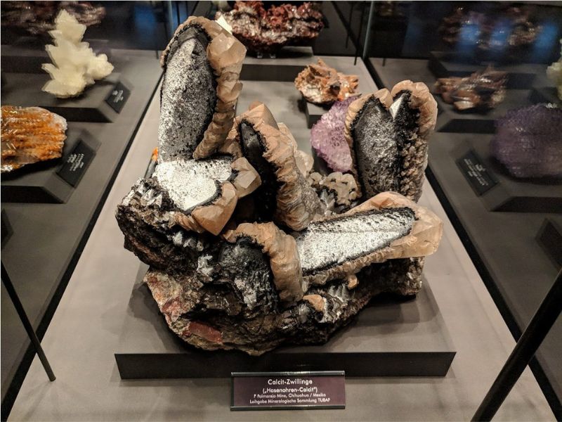 墨西哥的方解石，具有獨特的兔子耳朵外形。方解石的成因模式相當多，可劃分出17種「自然種」。（圖/陳君榮）