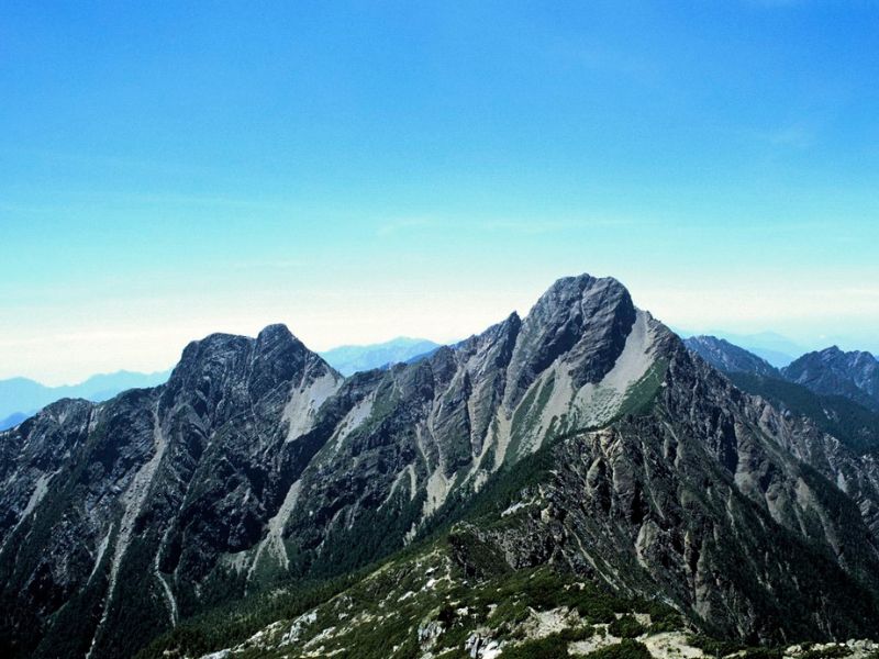 玉山圖，玉山在還沒叫玉山之前，鄒族已取名Patungkuonʉ（八通關，意為發亮的山或石英之山），布農族也已取名Tongku Saveq（東谷沙飛，意為高大的山）。（攝影：Kailing3。來源：維基百科。CC BY-SA 3.0）
