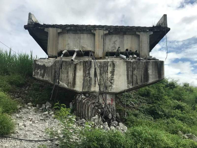 玉長大橋被關山池上地震破壞的橋墩。(圖 / 鍾令和)