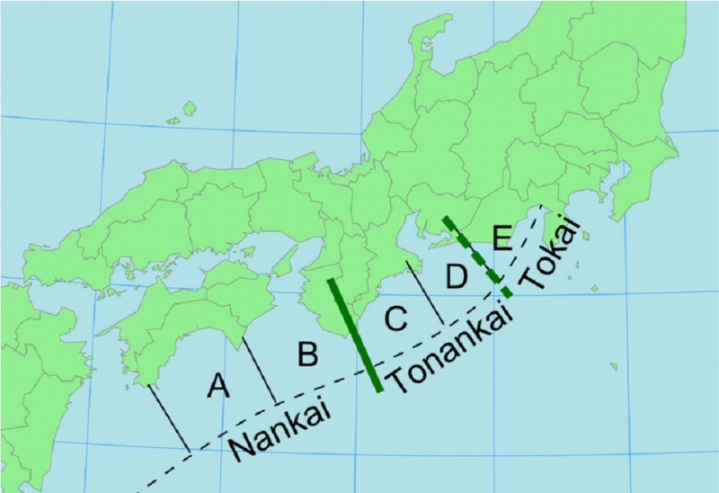 圖為南海海槽的大型逆衝斷層帶(虛線位置為斷層帶，圖 ／ 維基百科)。此大型逆衝斷層帶至少造成12次大地震。 大型逆衝斷層帶的地震活動是分段的，從西到東有5個獨立的破裂帶， 在A + B段發生的地震通稱為南海地震(Nankai earthquake)