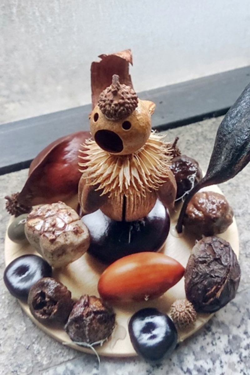 20198年本館植物園暑假活動學員作品，人偶頭部為瓊崖海棠種子。