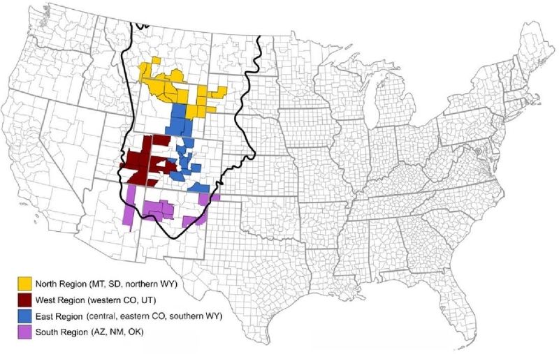 將莫里遜層(黑粗曲線範圍)在美國涵蓋的各州人為劃分為北(黃)西(褐)南(紫)東(藍)4區，統計整理各區化石挖掘地所記錄到的恐龍多樣性，並加以分析比較。(Whitlock et al, 2018/ Environmental Science CC)