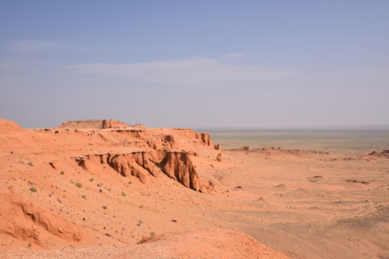 蒙古南部的Bayan Zag（意為烈火危崖Flaming Cliff）。多數為砂成地形。而在較突出的部分則為較堅硬、能抗風化的砂岩。