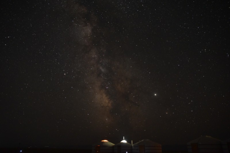 在蒙古南戈壁沒有光害下所拍的銀河一景與下方的蒙古包
