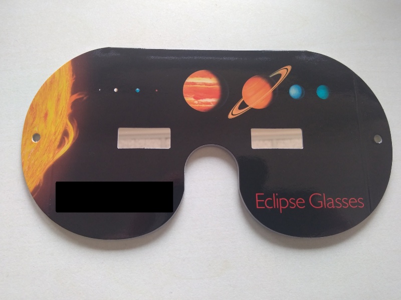 商家販售的已裝框太陽觀測眼鏡，通常都會有一點顏色，像圖1的就偏橘色，而圖3裡面的電焊用黑鏡則會偏綠色。