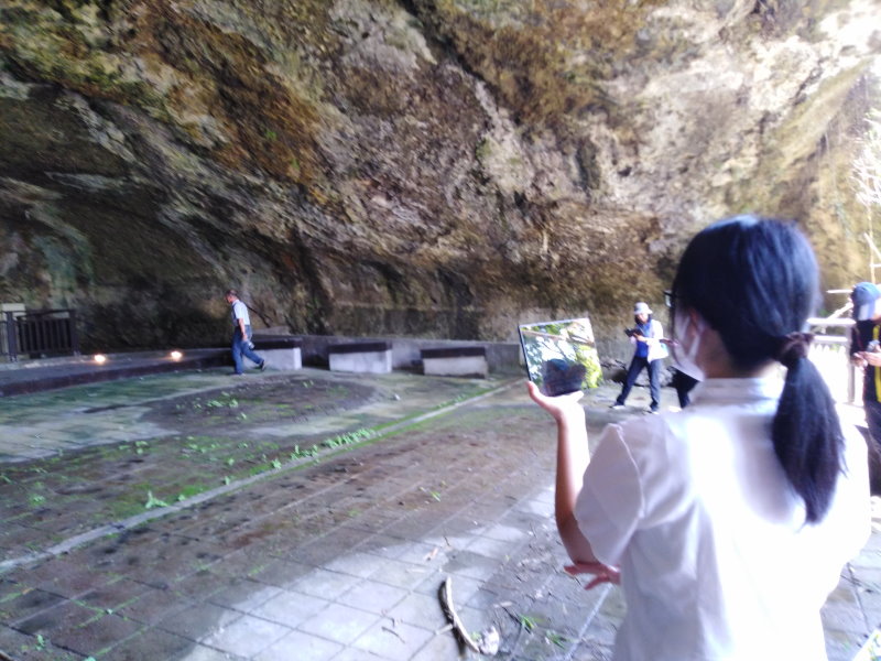 遺址洞穴AR數位科技展示。(圖/屈慧麗、八仙洞考古團隊)