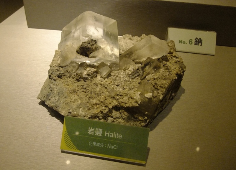 石鹽的天然結晶呈正立方體