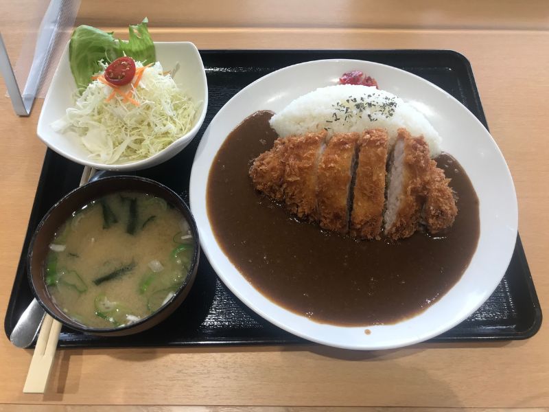 在東日本大震災・原子力災害傳承館的食堂提供的豬排咖哩簡餐。（圖/鍾令和）