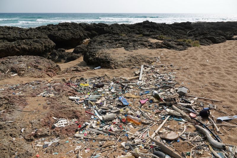 海岸上散佈的海漂垃圾
