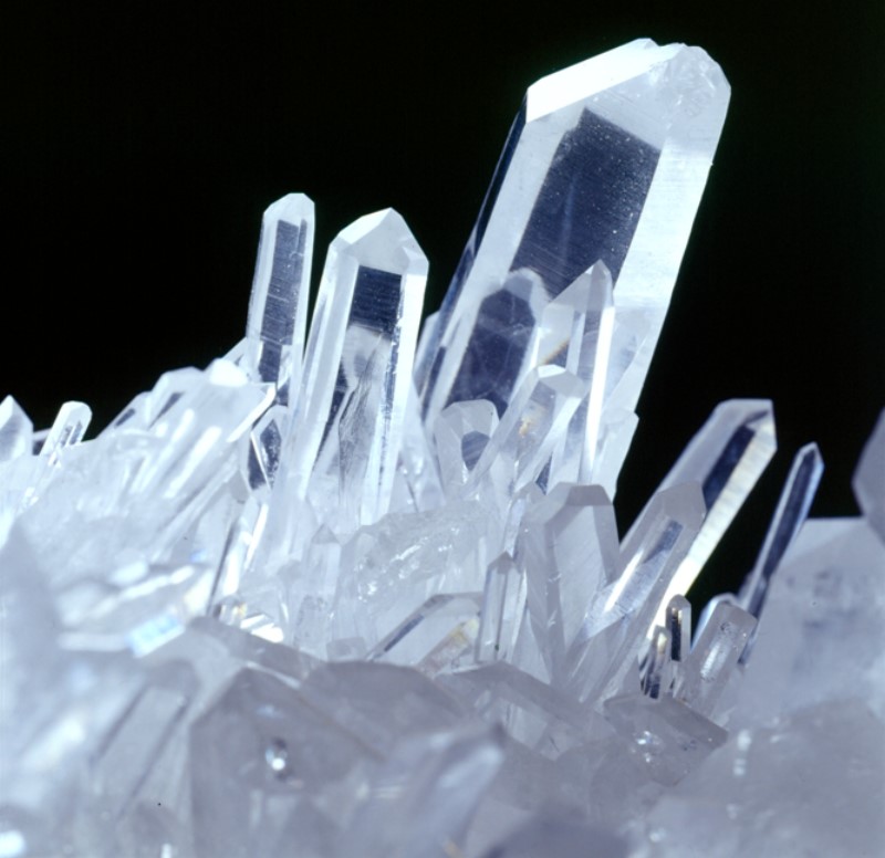 透明且晶形佳的石英稱為水晶，是地表最常見的礦物之一。