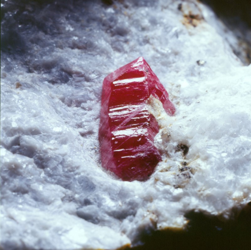紅寶石是結晶透明的剛玉，因含鉻離子而呈紅色。
