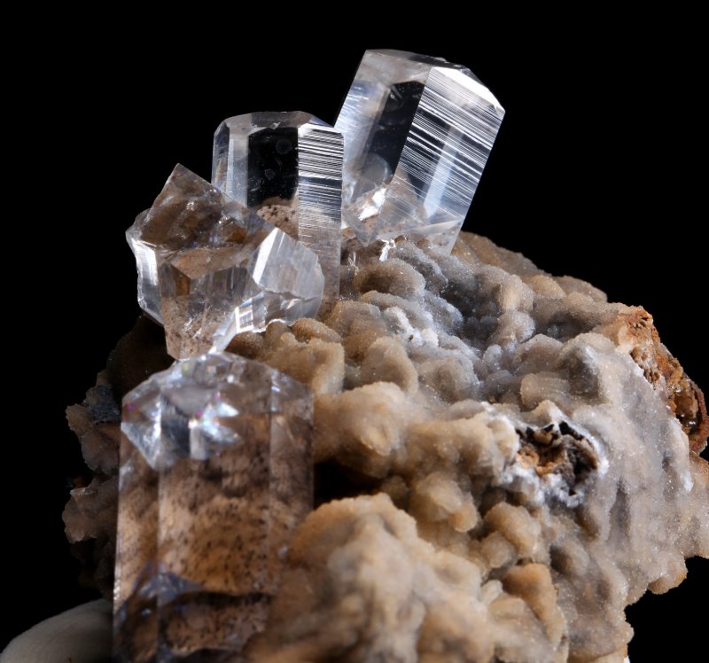 方解石（CaCO3）是很重要的含鈣礦物。