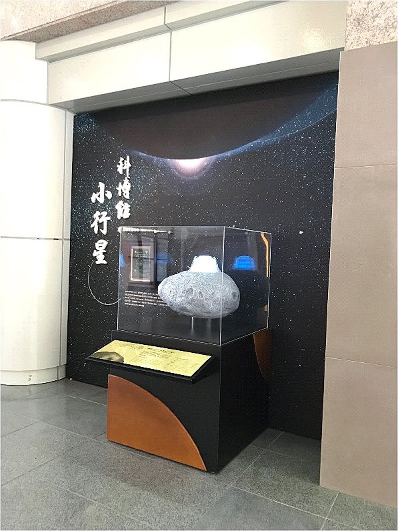 科博館小行星的示意圖，目前放在西屯路入口前展示。