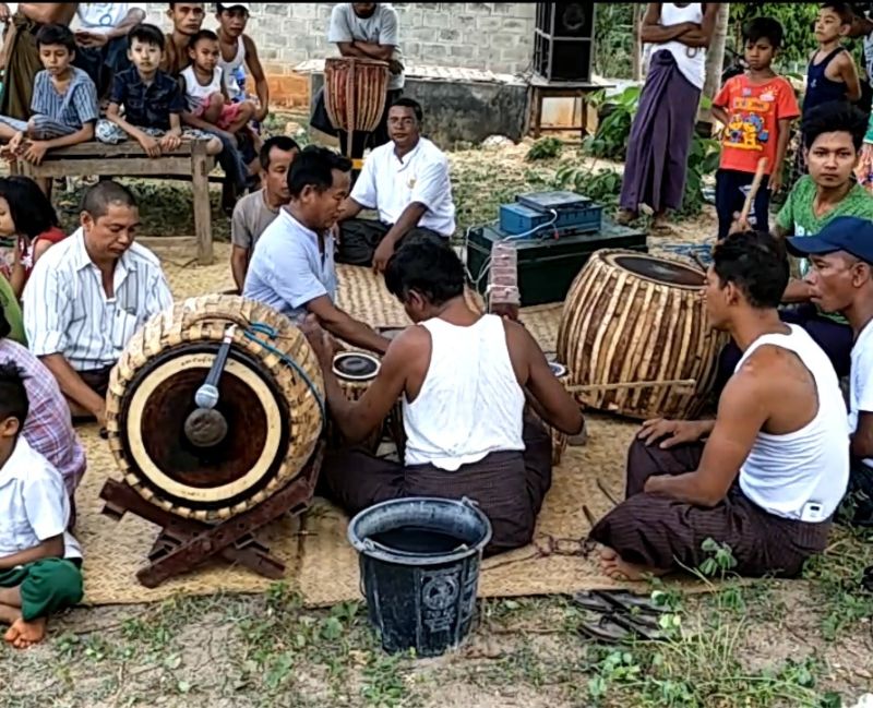 皎勃東當地的傳統音樂表演