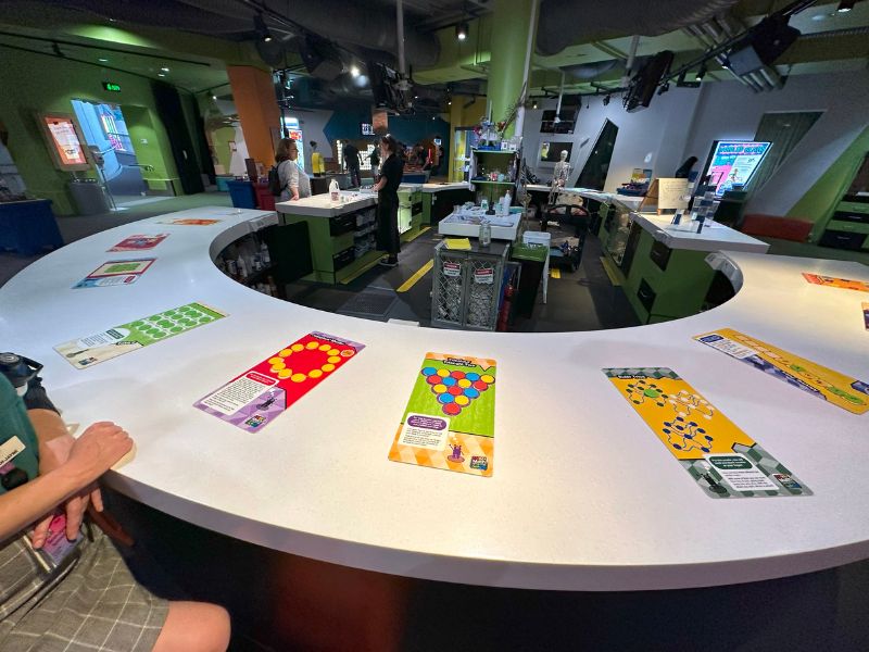 Questacon的實驗吧台，除了現場工作人員演示的科學實驗，也提供該中心自己設計的數學桌遊，讓民眾自行探索。
