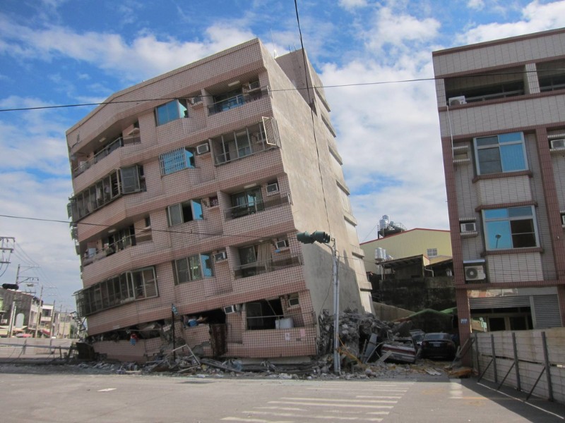 在2016年美濃地震時傾斜半倒的歸仁幸福大樓。