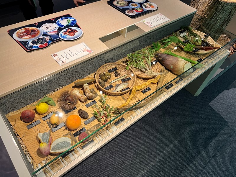 藉由模型及食物圖卡展示在地飲食文化與生態環境的關聯性。（圖／李紹輔）