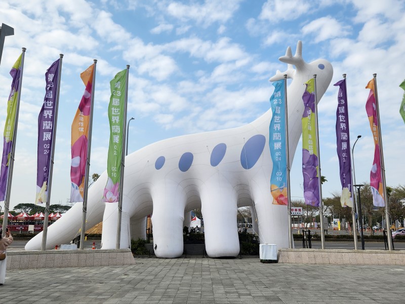 第23屆世界蘭花會議在臺灣臺南大會展中心舉辦，入口前之Orchidsaur主題意象。(圖/陳盈君)