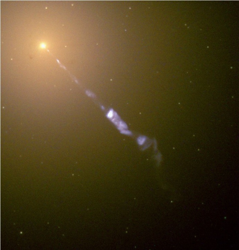 哈伯太空望遠鏡顯示了M87星系中心正以近乎光的速度向外界拋射物質噴流，這是之前我們能得到最高解析度的照片。